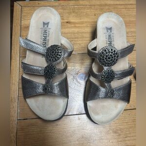 Mephisto bronze leather strappy sandals with medallion accents size 37(6.5-7)